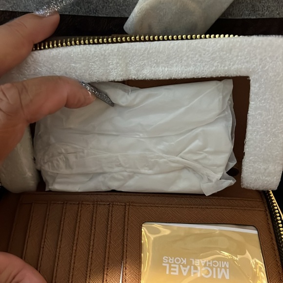 Jet set brand new with tags satchel and matching wallet! Comes with strap! - Picture 10 of 12